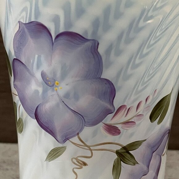 Vintage Fenton Heirloom Optic Glass Hand Painted Purple Flower Signed Vase 8" - Picture 4 of 10